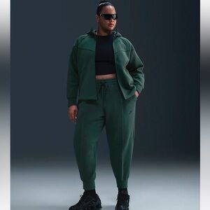 Nike Sportswear Tech Fleece Women's Mid-Rise Joggers (Plus Size) NWT